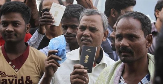 Trabajadores extranjeros de Arabia Saudí muestran su pasaporte en la mano mientras esperan a las puertas de una oficina de trabajo en Riad/Faisal Al Nasser REUTERS