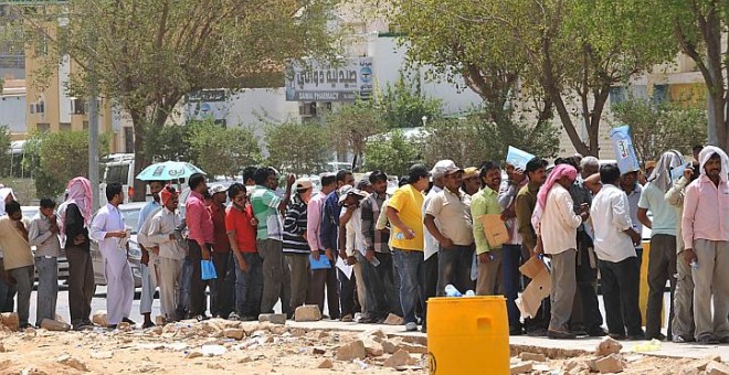 Decenas de trabajadores extranjeros hacen cola ante una oficina de inmigración en Riad. Los extranjeros suponen casi un tercio de los habitantes de Arabia Saudí/AFP