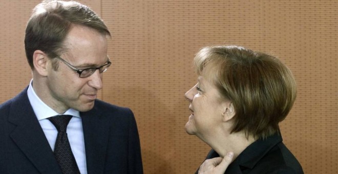 El presidente del Bundesbank, Jens Weidmann, junto a la canciller alemana Angela Merkel. REUTERS
