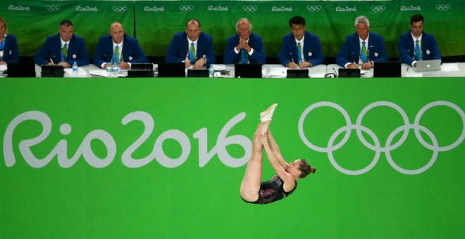 Rosannagh MacLennan, durante su ejercicio de trampolín de gimnasia. REUTERS/Ruben Sprich
