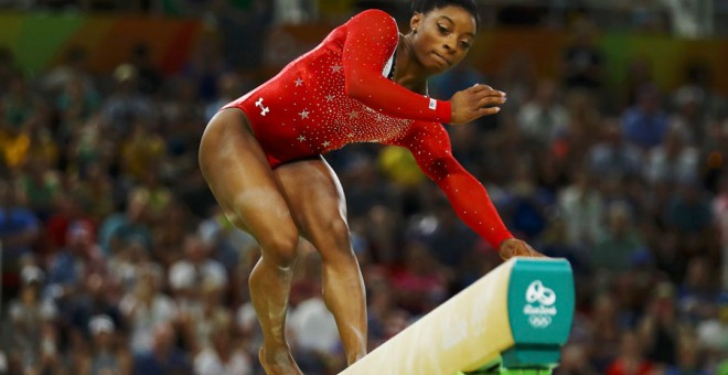 Simone Biles, durante la final de aparatos de gimnasia artística. REUTERS/Mike Blake