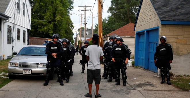 La Policía acordona la zona donde tuvieron lugar las protestas en Milwaukee.  REUTERS/Aaron P. Bernstein