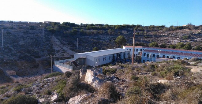 El 'hotspot' de Lampedusa, con un edifico quemado. Mediterranean Hope