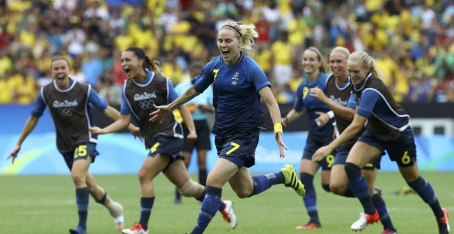 Las jugadoras de fútbol de Suecia celebran su pase a la final tras ganar por penaltis a Brasil. /REUTERS