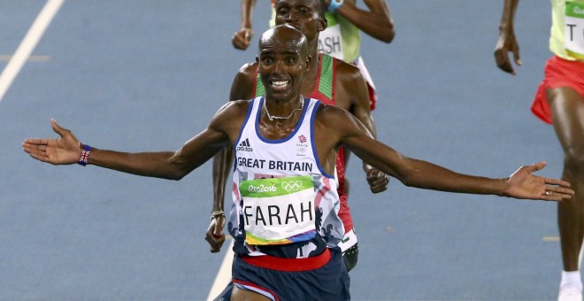 El británico Mo Farah celebrando su triunfo en los 5.000 metros. /REUTERS