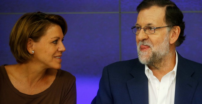 El presidente del Gobierno en funciones y del PP, Mariano Rajoy, con la secretaria general, Maria Dolores de Cospedal, durante la reunion deL Comité Ejecutivo Nacional del PP. REUTERS/Javier Barbancho