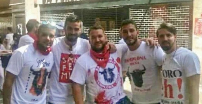 Los cinco detenidos por la presunta violación de una joven en Pamplona, durante San Fermín. Prenda (centro), Boza (primero por la izquierda) y Alfonso (el cuarto), junto a Antonio Manuel y Jesús.