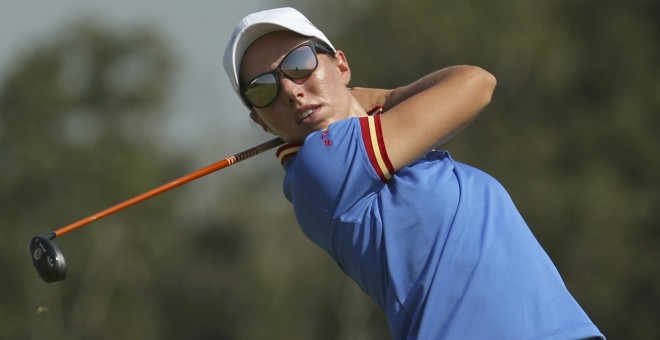 La española Carlota Ciganda completa la trayectoria de la pelota en golf. /REUTERS