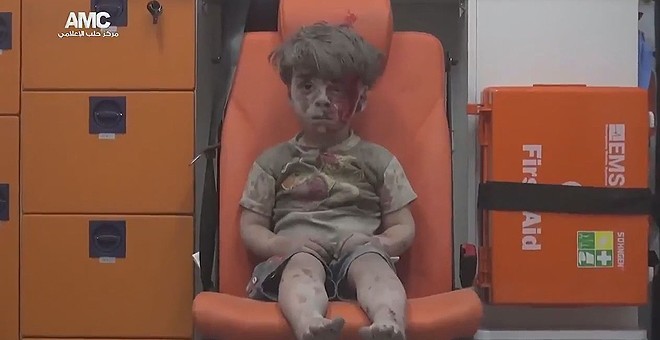 Omar Daqneesh, niño sirio superviviente de un bombardeo, se ha convertido en la imagen de la guerra siria/TWITTER