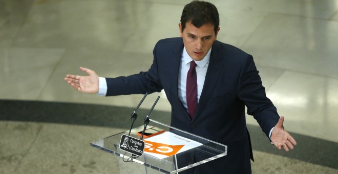 El líder de Ciudadanos, Albert Rivera, durante la rueda de prensa que ha ofrecido tras la reunión con el presidente del PP, Mariano Rajoy. EFE/Chema Moya