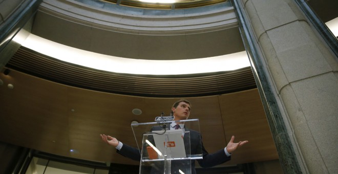El líder de Ciudadanos, Albert Rivera, durante la rueda de prensa que ha ofrecido tras la reunión con el presidente del PP, Mariano Rajoy. EFE/Juan Carlos Hidalgo