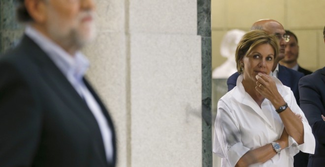 La secretaria general del PP, María Dolores de Cospedal observa la rueda de prensa del presidente del Gobierno en funciones, Mariano Rajoy, que ha ofrecido tras su reunión con el líder de Ciudadanos, Albert Rivera. EFE/Chema Moya