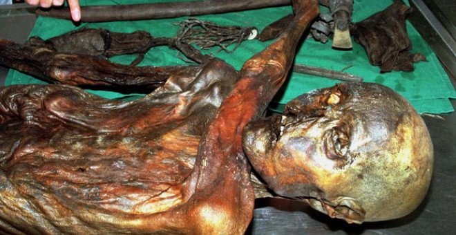 Ötzi es una momia natural con una antigüedad de 5.300 años, muy bien preservada por el hielo, que ha ofrecido una visión sin precedentes de los europeos del Calcolítico. / REUTERS