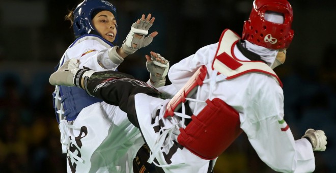 Eva Calvo durante su combate contra la iraní Kimia Alizadeh Zenoorin. /REUTERS