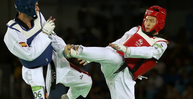 Joel González durante su combate de cuartos de final contra el mongol Temuujin Purevjav. /REUTERS