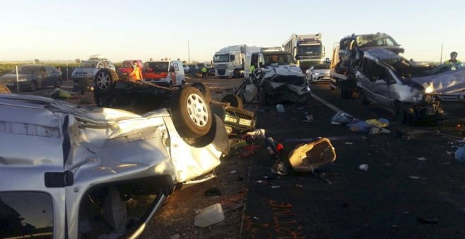 Imagen del accidente ocurrido en Manzanares (CIudad Real) en el que 19 coches y 3 camiones se vieron implicados/EFE