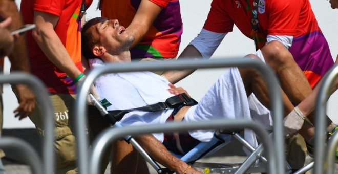 El francés Yohann Diniz al ser atendido tras finalizar los 50 kilómetros marcha. /AFP