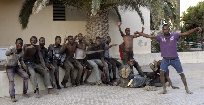 Algunos de los aproximadamente cuarenta inmigrantes subsaharianos que han conseguido entrar en Melilla después de que un grupo de 150 asaltara sobre la 6:45 horas la valla fronteriza. EFE/F.G. Guerrero