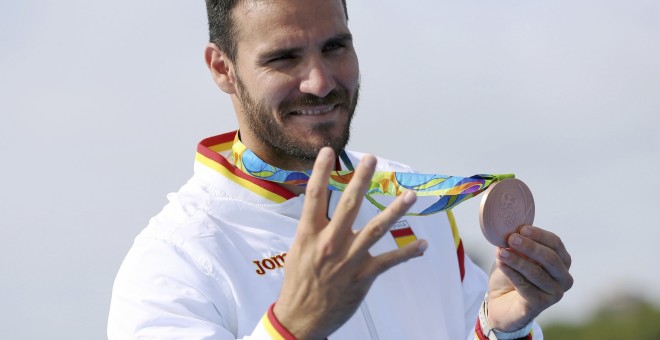 El piraguista española Saul Craviotto posa con su medalla de bronce en la prueba de K1 200m de los JJOO de Rio de Janeiro, la cuarta olímpica en su carrera. REUTERS/Murad Sezer