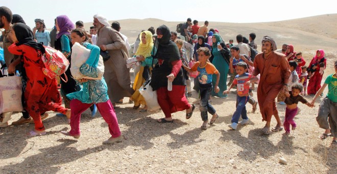 Un grupo de personas huyen de las garras del Estado Islámico y llegan al pueblo de Dibis, al noreste de Kirkuk. REUTERS/Ako Rasheed