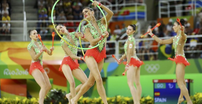 El equipo español de gimnasia rítimica durante el ejercicio mixto. /REUTERS