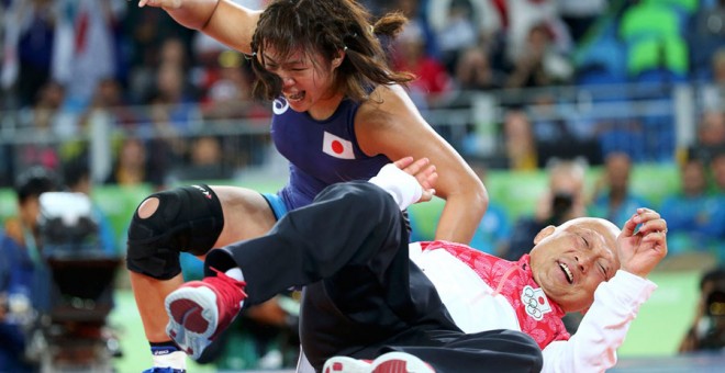 Kawai hace una llave a su entrenador tras ganar el oro. REUTERS/Mariana Bazo