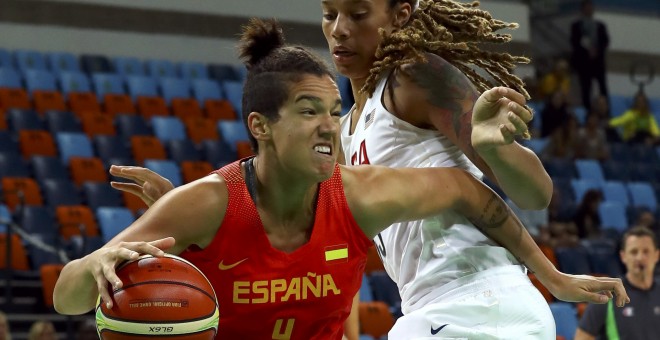 Laura Nicholls penetra a canasta ante Brittney Griner. /REUTERS