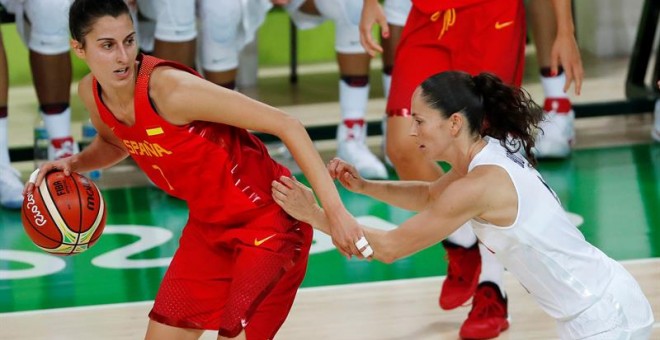 La jugadora española Alba Torrens (i) disputa el balón con la estadounidense Sue Bird (d). /EFE