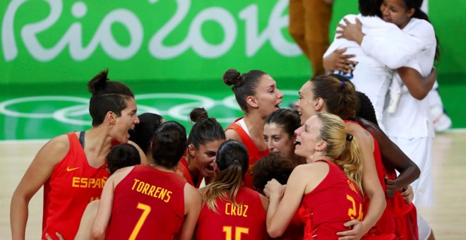 Las jugadoras españolas, al final del partido ante EEUU. REUTERS/Chris Helgren