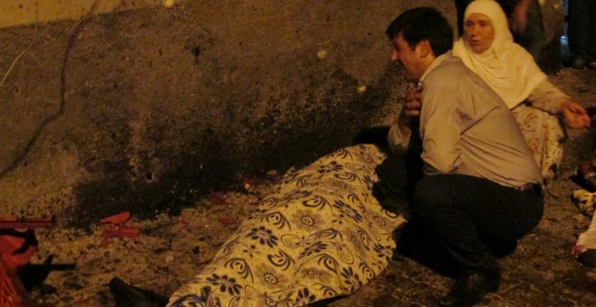 Un hombre y una mujer lloran junto al cuerpo de una de las víctimas del atentado en Gaziantep, Turquía.- REUTERS