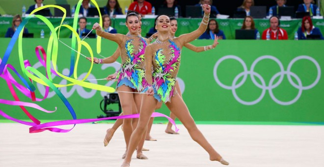 El equipo español de gimnasia rítmica, durante su ejercicio. REUTERS/David Gray