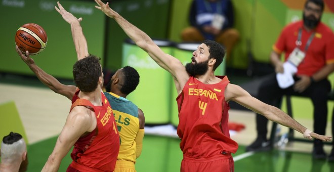 Mirotic y Gasol intentan taponer una canasta de Mills. /REUTERS