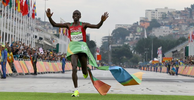 El keniano  Eliud Kipchoge entra a meta en el Sambódromo y se proclama campeón olímpico de maratón. /REUTERS