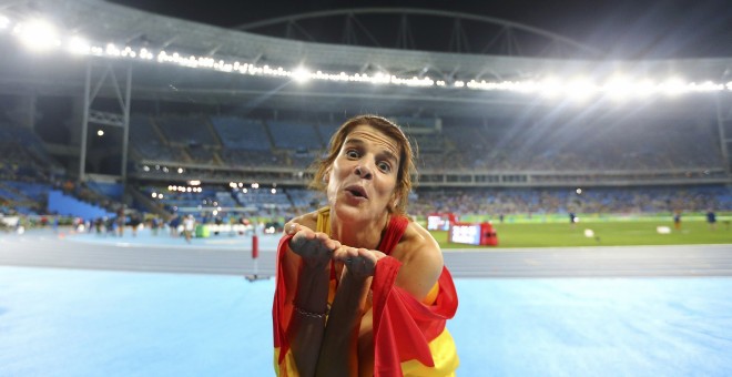 Ruth Beitia lanza un beso en el estadio olímpico Joao Havelange. /REUTERS