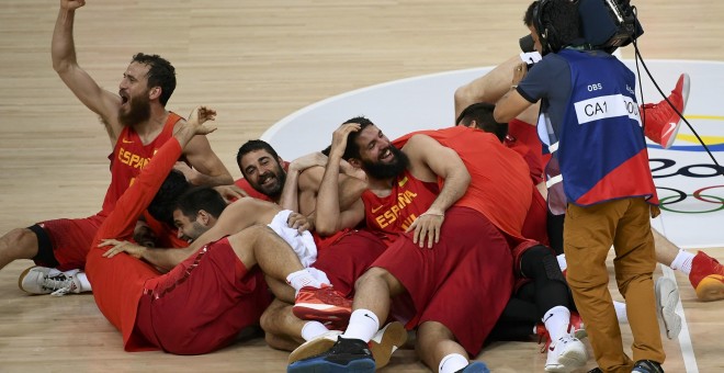 Los jugadores de la selección española de baloncesto celebran su bronce contra Australia. /REUTERS