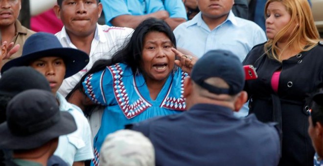 Indígenas descontentos irrumpen durante el discurso de Varela, presidente de Panamá y posteriormente lo retienen durante dos horas/EFE