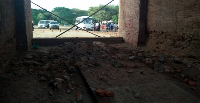 Vista de los escombros en la entrada de un templo en Bagan tras un terremoto en Birmania, en el que han muerto  al menos tres personas. EFE/Stringer