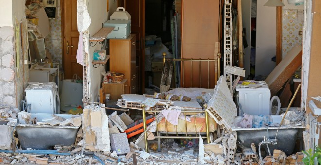 Interior de una de las casas derruidas en el pueblo de Amatrice como consecuencia del terremoto ocurrido en el centro de Italia.- REUTERS