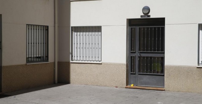 Portal de la vivienda de la vecina de la localidad madrileña de El Molar. EFE/Kiko Huesca
