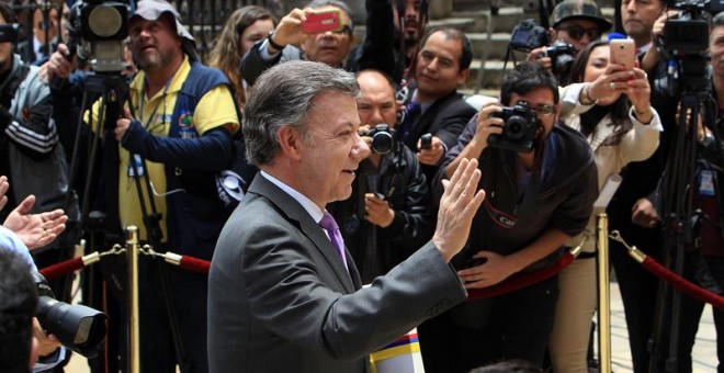 El Presidente de Colombia, Juan Manuel Santos, saluda antes de la entrega al Congreso colombiano del texto definitivo del acuerdo de paz con las FARC. - EFE