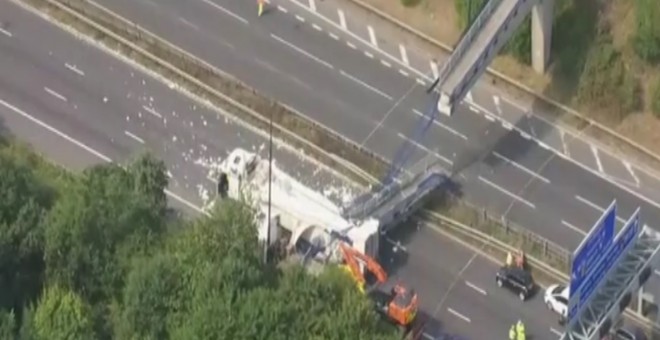 El camión sobre el que se ha precipitaod el punte peotanal en la carretera M20 de Londres