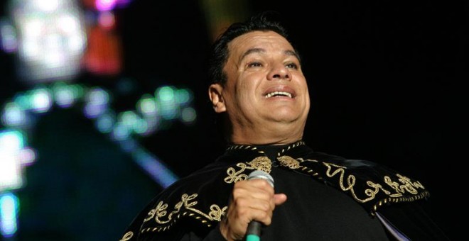 Fotografía de archivo del 27 de noviembre de 2004 del cantautor mexicano Juan Gabriel durante su presentación en el 'Foro Sol' de Ciudad de México./ EFE