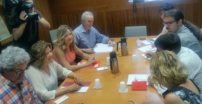 PSOE, Podemos, Cha e IU se sentaron juntos este lunes para tratar de desbloquear el relevo en la presidencia de las Cortes de Aragón y sentar las bases para crear un foro estable de debate.