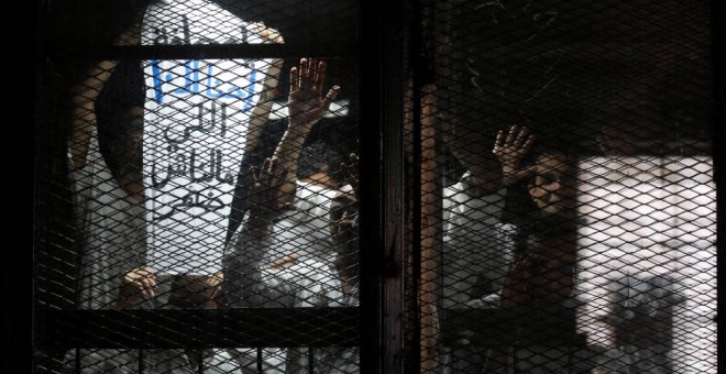 El fotoperiodista egipcio Mahmoud Abu Zeid, durante su juicio en El Cairo, el 31 de mayo de 2016. .-REUTERS