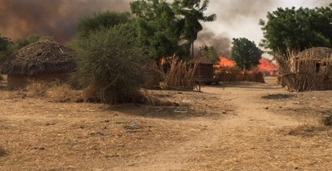 Una aldea incendiada en Camerún.-AMNISTÍA ITNERNACIONAL
