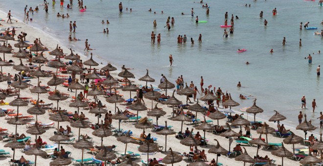 Turistas abarrotan la playa del Arenal, en Palma de Mallorca. REUTERS