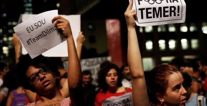 Seguidores de la presidenta Dilma Rousseff protestan por el proceso político en Sao Paulo. REUTERS