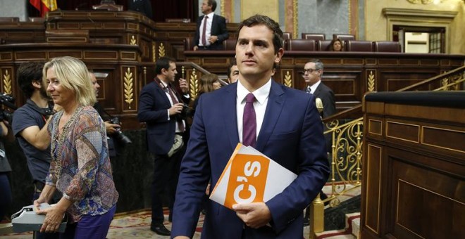 El líder de Ciudadanos, Albert Rivera, a su llegada al hemicíclo del Congreso de los Diputados donde se celebra la segunda sesión del debate de investidura del líder del PP, Mariano Rajoy, que concluirá con la primera votación, para la que no cuenta con l