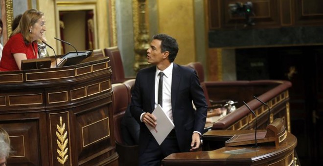 El líder del PSOE, Pedro Sánchez, se dirige a la presidenta del Congreso de los Diputados, Ana Pastor, poco antes de reanudar hoy la segunda sesión del debate de investidura del líder del PP, Mariano Rajoy, con su respuesta al discurso que hizo ayer el c