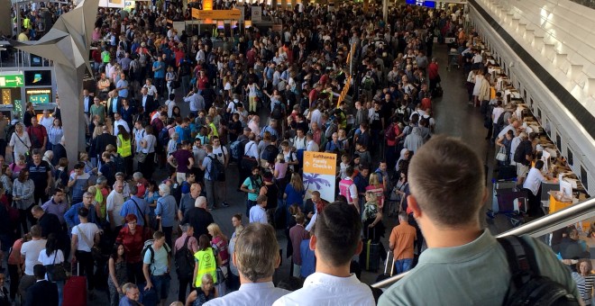 La terminal 1 del aeropuerto de Frankfurt repleta de gente tras ser evacuada la puerta de salidas de la terminal/REUTERS